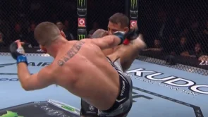 Kakvo uspavljivanje! Pogledajte spektakularan 'high kick' s kojim je Justin Gaethje završio Dustina Poiriera